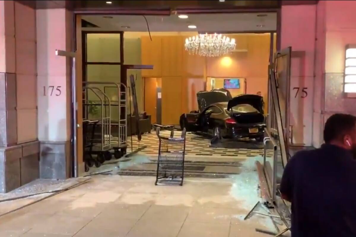 VIDEO: Vehículo se estrella contra vestíbulo de edificio de Trump