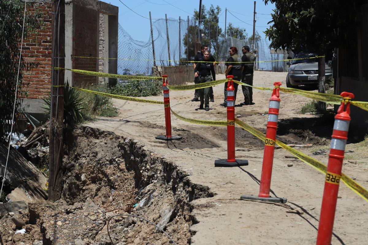 Registran deslizamiento de tierra en colonia Jardines del Rubí de Tijuana