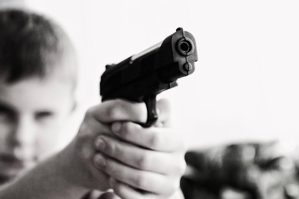 Liberan a menor que entró a secundaria con arma de su padrastro