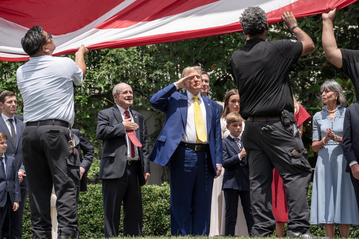 WASHINGTON (United States), 18/06/2025.- US President Donald Trump (C) salutes as the American flag is raised for the first time on the new flag pole on the South Lawn at the White House in Washington, DC, USA, 18 June 2025. EFE/EPA/KEN CEDENO / POOL