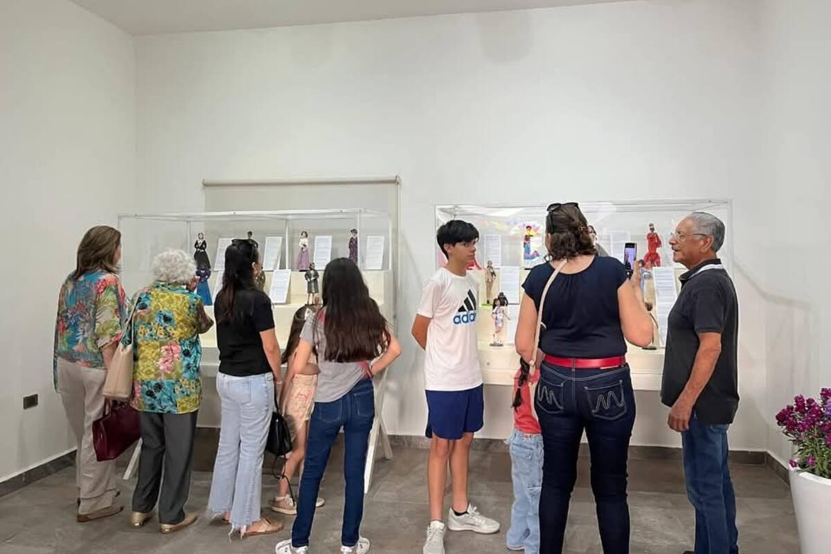 Admiran visitantes exposición de muñecas en Centro Cultural de Cócorit