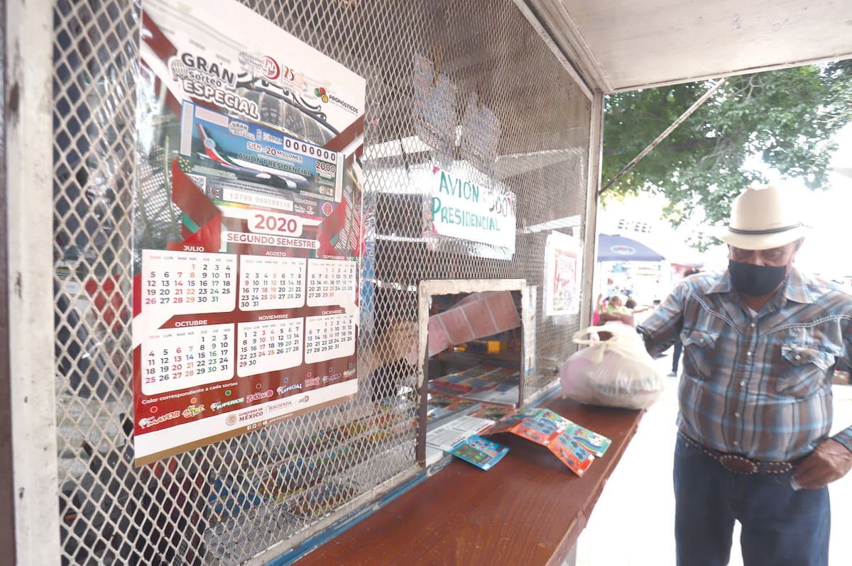 También en las casetas de venta de Lotería Nacional, la demanda del "cachito" ha sido intensa en los últimos días.