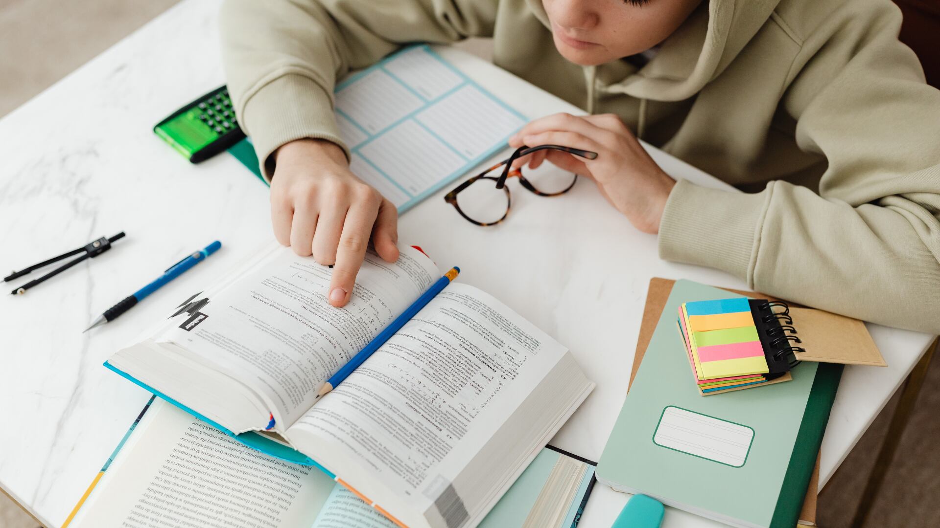 La lectura es una herramienta eficaz para reducir el estrés y la ansiedad en un contexto de vida acelerada y alta estimulación digital. | Foto: Canva