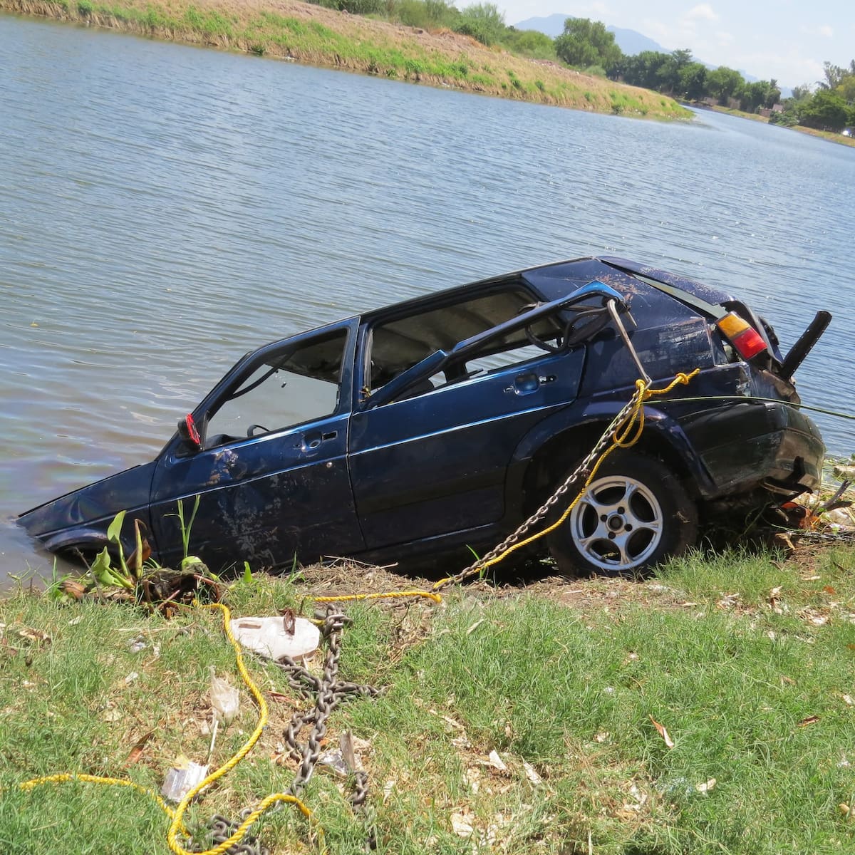La mujer perdió el control de su Volkswagen Golf azul y se precipitó al canal | Crédito: Mayra Echeverría