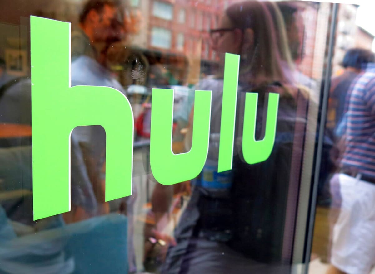ARCHIVO - La foto de archivo del 27 de junio de 2015 muestra el logo de Hulu en una ventana en Milk Studios de Nueva York. Disney tomará el control total de Hulu, se informó el martes 14 de mayo de 2019. 
This June 27, 2015, file photo, shows the Hulu logo on a window at (AP Foto/Dan Goodman, File)