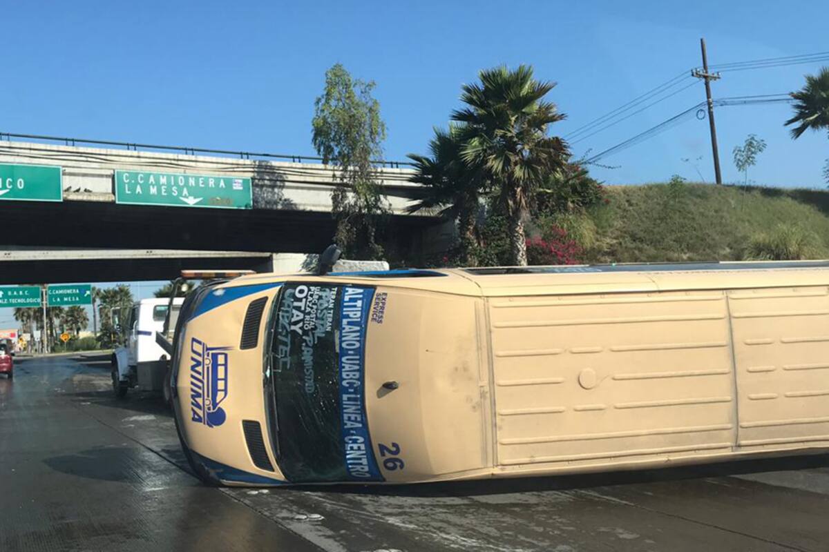 Deja dos lesionados volcadura de autobús en área de Otay
