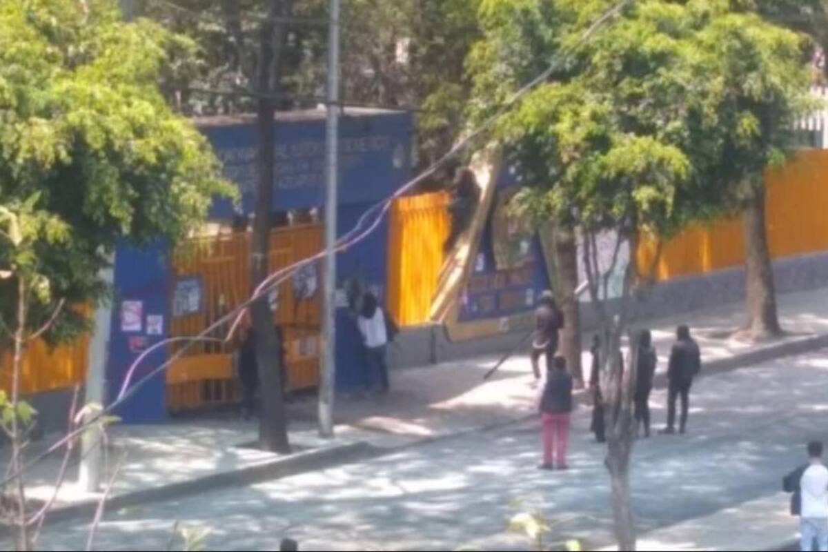 CCH Azcapotzalco: Encapuchados se enfrentan a estudiantes y maestros; hay dos heridos