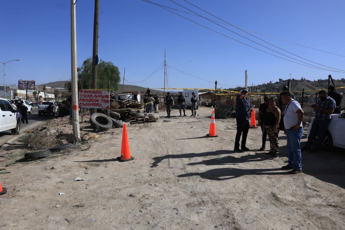 Desde la tarde del jueves, personal de Protección Civil les notificó que habitan en una zona de riesgo debido a su cercanía con la presa y la canalización del río Tijuana. Foto: Sergio Ortiz