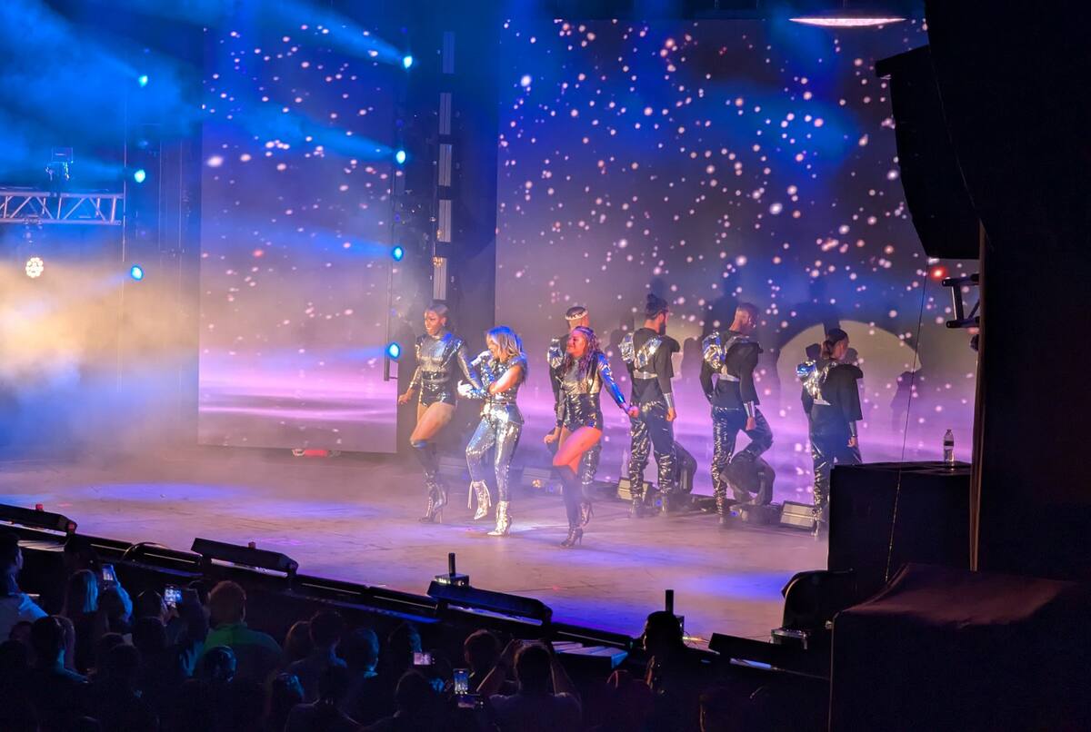 Con música, baile y al igual que en sus veinte, Fey participó en todas las coreografías de sus temas.