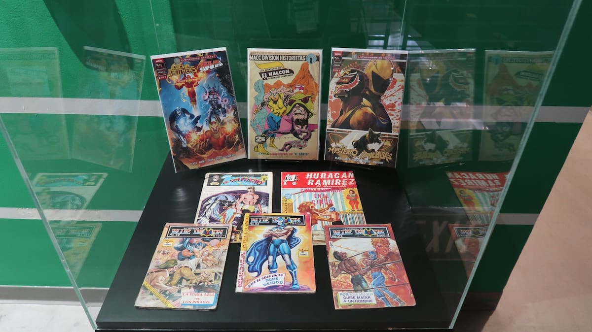 Decenas de máscaras, y hasta trajes completos de famosos luchadores y más, se encuentran en esta exhibición. Foto: Ana Gómez Salcido