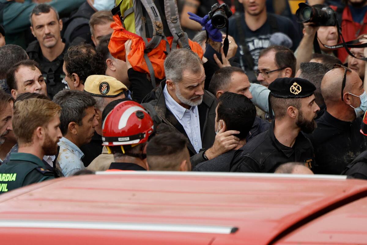 Numerosas personas indignadas han recibido con insultos a la comitiva y se han encarado con ella, mientras que tanto el rey como la reina ha intentado mediar con jóvenes que se les han acercado. | Crédito: EFE/Biel Aliño