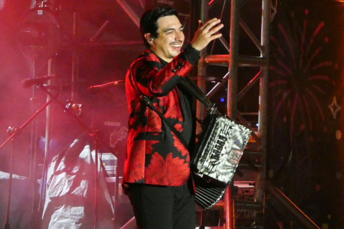 Raúl Hernández Jr. pone a bailar a los cachanillas en la Isla de las Estrellas