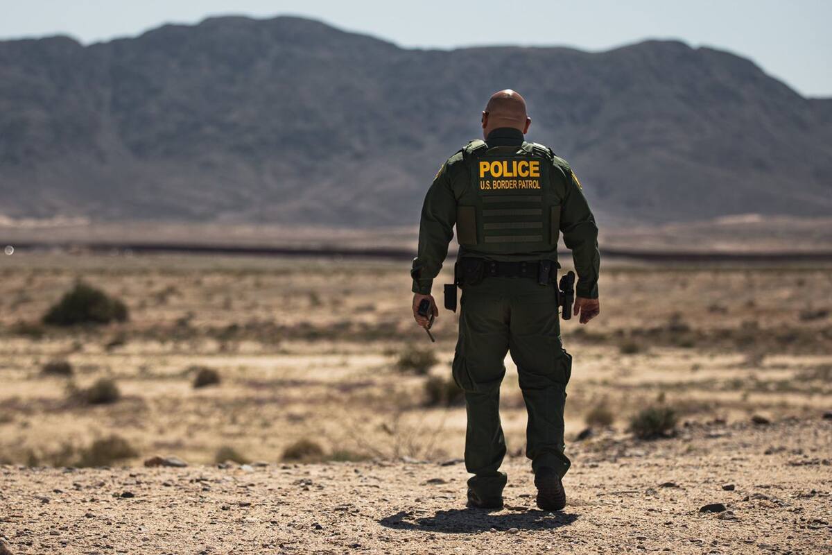 Rescatan a tres migrantes de canal en Yuma