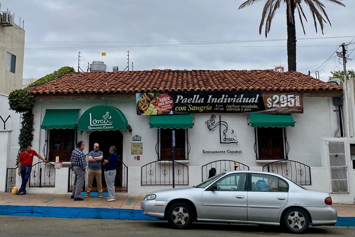Desalojan restaurante en colonia Cacho por orden judicial