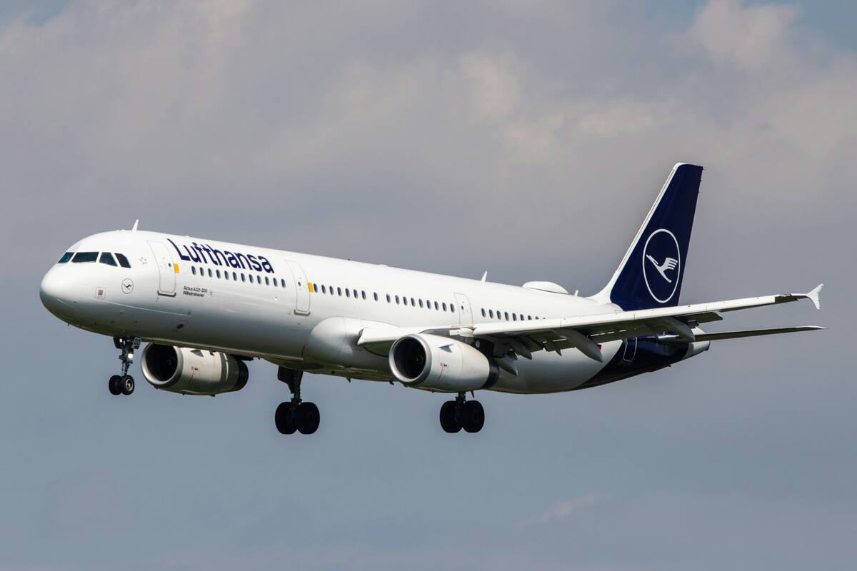 Muere pasajero de avión de 63 años en pleno vuelo de Tailandia a Alemania: “Litros de sangre salían de su boca y nariz”