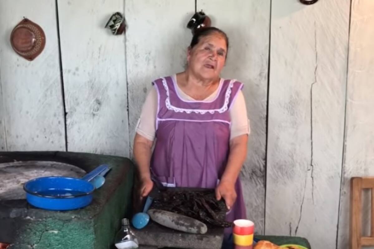Abuelita enternece a las redes enseñando a preparar comida en YouTube