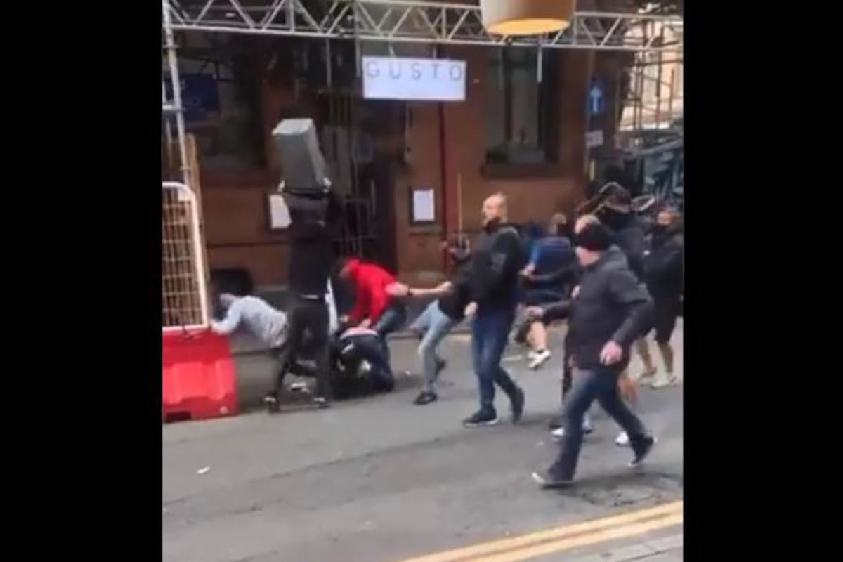 VIDEO: Hooligans encabezan fuertes peleas afuera del estadio de Manchester United