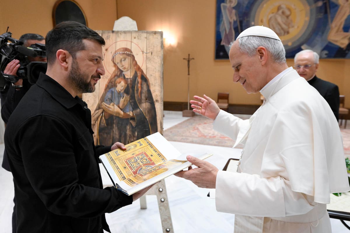 CIUDAD DEL VATICANO (VATICANO), 18/05/2025.- El papa León XIV ha recibido este domingo en una audiencia en el Vaticano al presidente de Ucrania, Volodímir Zelenski, junto a su esposa, Olena Zelenska, después de que asistiera a la misa de inicio de pontificado. EFE/Vatican Media/Simone Risoluti.