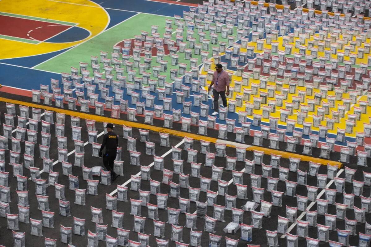 Paquetes de cocaína decomisados en diciembre en el Puerto Multimodal de Caucedo, República Dominicana, como parte de una operación que desmanteló una red internacional de narcotráfico. / EFE.
