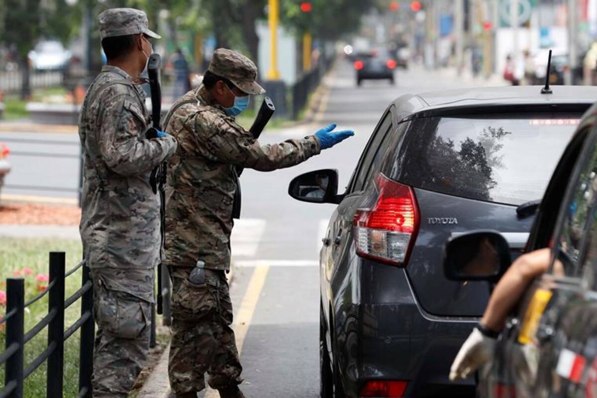 Hombres y mujeres alternan salidas en Perú durante cuarentena