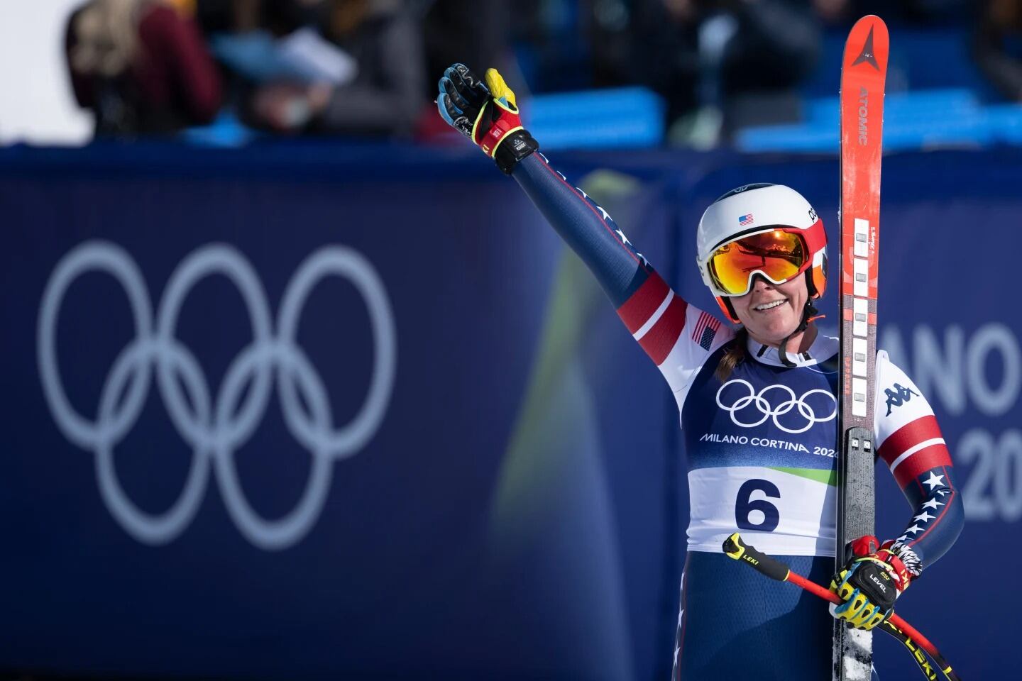 Breezy Johnson, de Estados Unidos, reacciona en la zona de meta de la carrera de descenso femenino de esquí alpino, en los Juegos Olímpicos de Invierno de 2026, en Cortina d