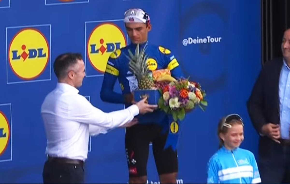 Isaac del Toro recibe una caja de frutas por parte del patrocinador tras recuperar el liderato general de la carrera del Tour de Alemania 2026. (Foto: Captura de pantalla)