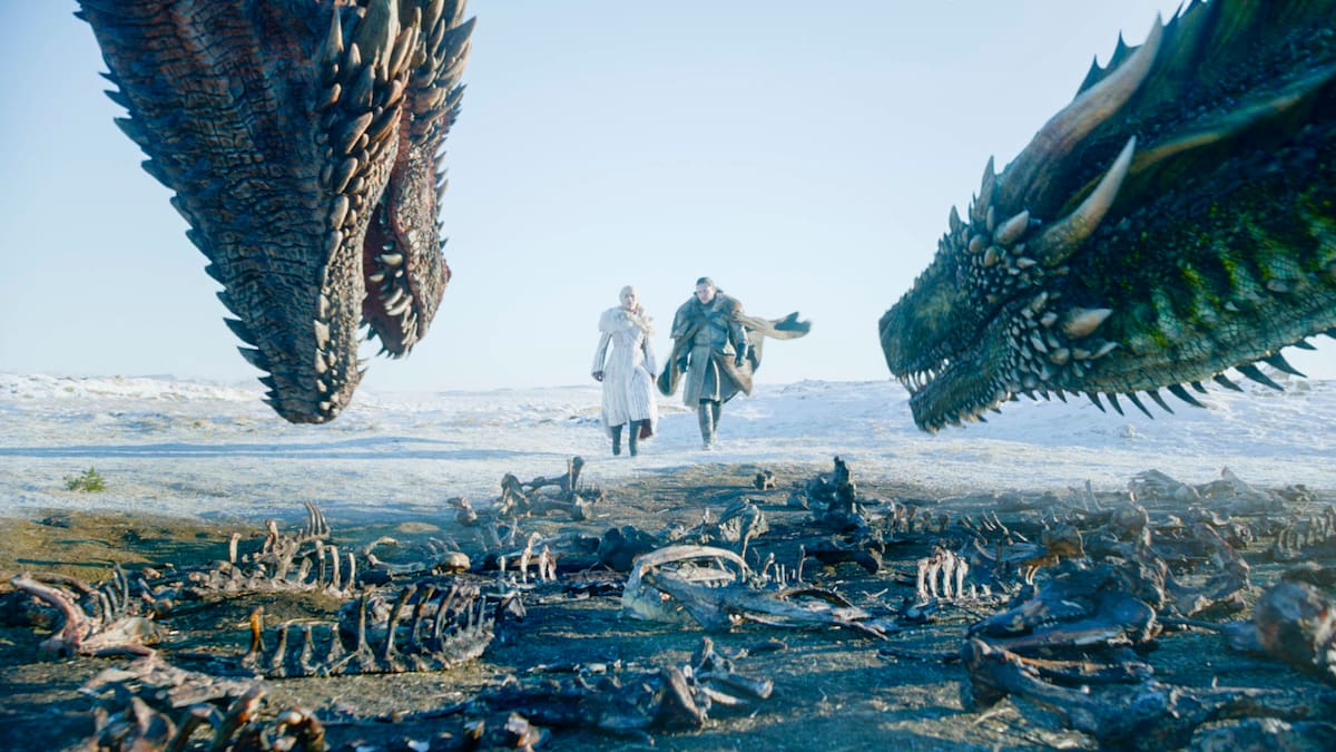 En esta imagen difundida por HBO, Emilia Clarke, a la izquierda, y Kit Harington en una escena del episodio final de "Game of Thrones". (HBO vía AP)