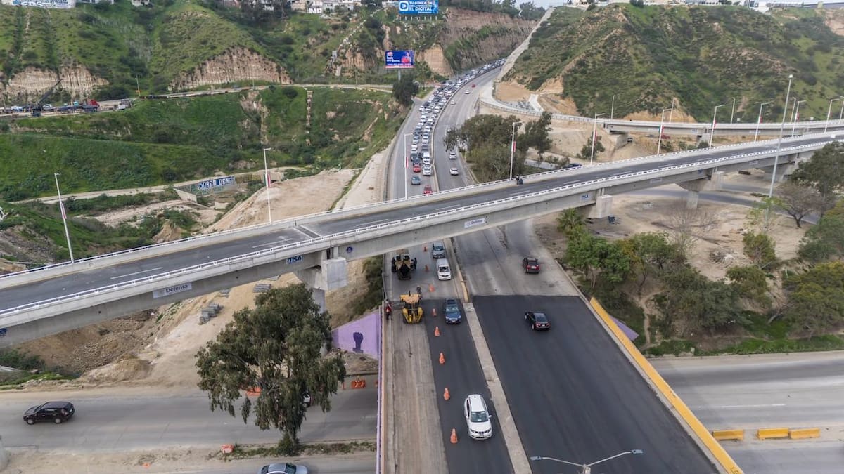 Debido a las obras de reencarpetado ha generado tráfico intenso los accesos de entrada y salida a Playas de Tijuana. Foto: Border Zoom