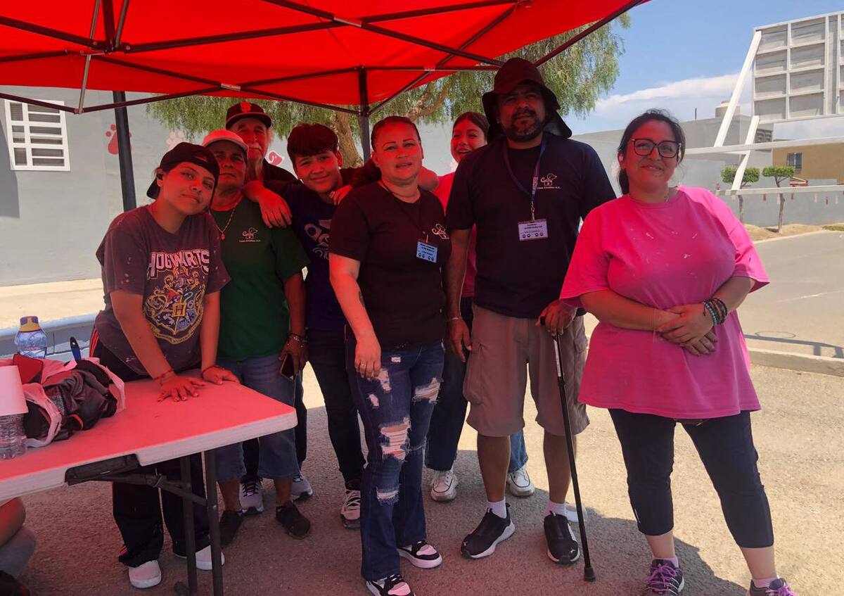 La asociación Casa Ccolitas también se dedica a rescatar perros de la calle, colocar bebederos y recipientes con comida.