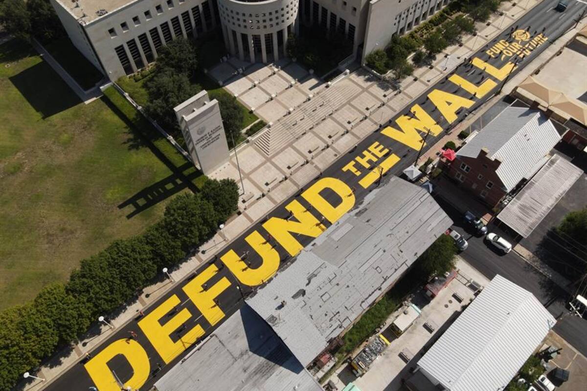 Pintan enorme mural contra muro de Trump en Laredo