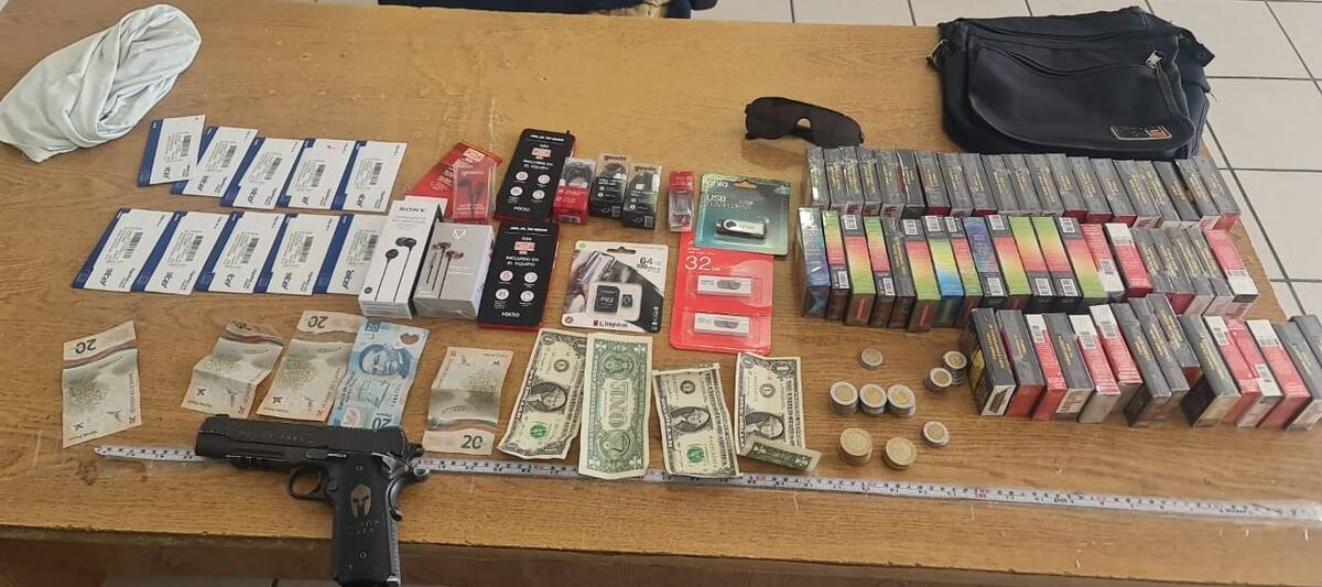 Jorge Luis fue localizado a bordo de una motocicleta Italika sin placas, llevando consigo varios artículos robados, incluidos un teléfono, tarjetas telefónicas, USB, audífonos, cigarrillos y dinero en efectivo. Foto: Cortesía.