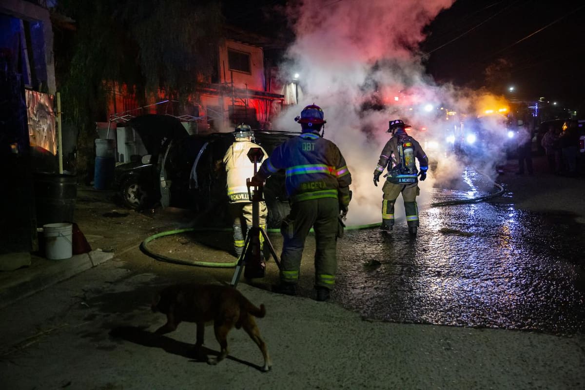 Bomberos controlaron el fuego en unos 20 minutos; no hubo lesionados, pero el vehículo fue pérdida total. Foto: Border Zoom