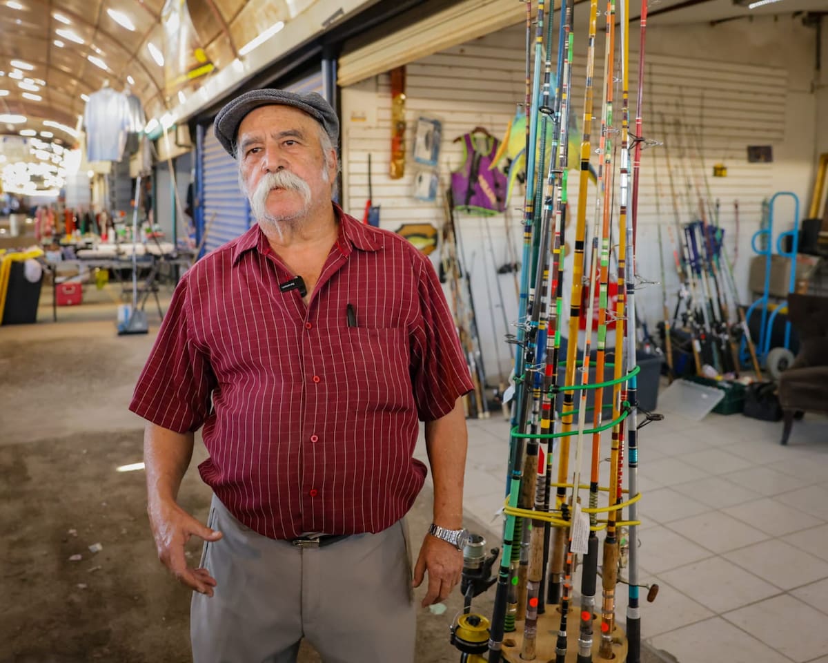 Tras más de 40 años como médico, hoy dedica parte de su tiempo atendiendo a quienes se acercan a su local con curiosidad por la pesca l Foto: Javier Gallegos