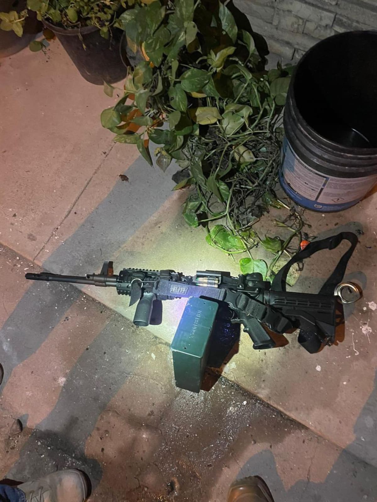 Una de las armas incautadas en el operativo realizado en Escuinapa, Sinaloa, el 27 de diciembre de 2024. / SEMAR. - GN.