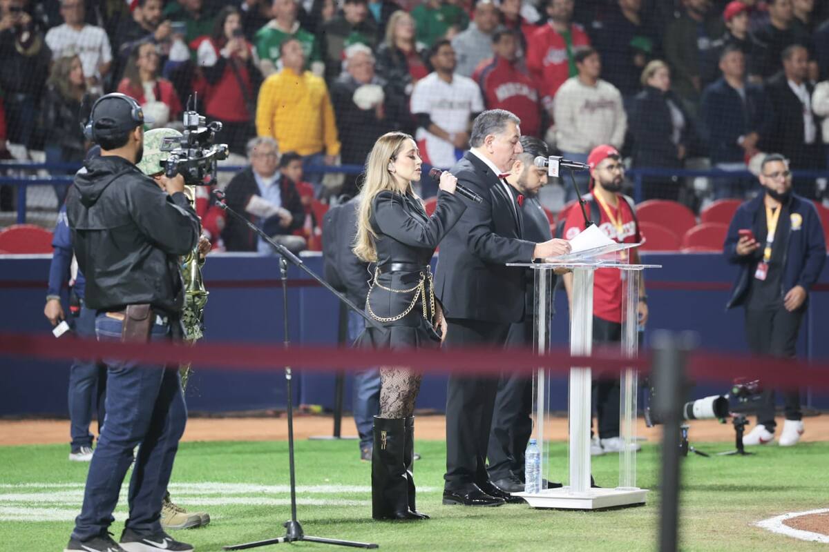 El himno entonado por la cantante nacida en Culiacán, Carolina Ross, dio inicio el evento principal l Foto: Daniel Reséndiz