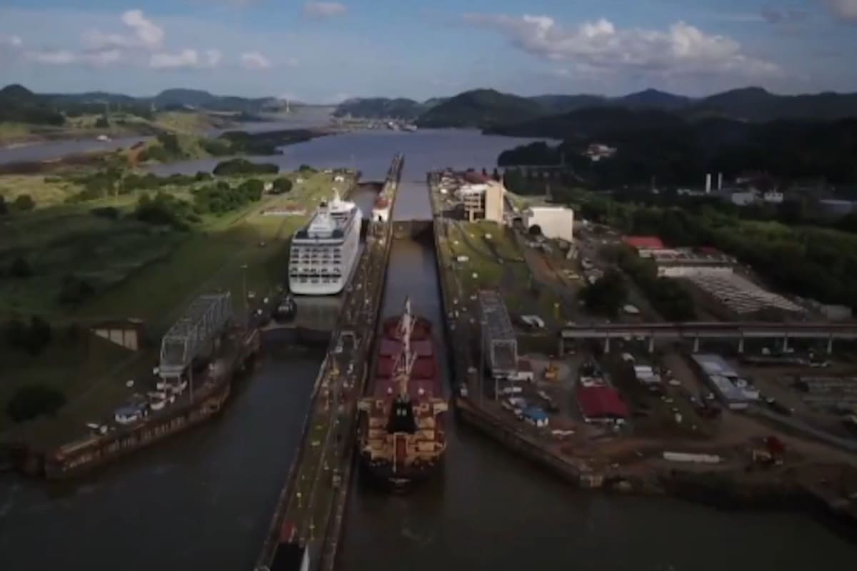 Crucero de guerra de EEUU cruza el Canal de Panamá rumbo al Caribe, cerca de Venezuela