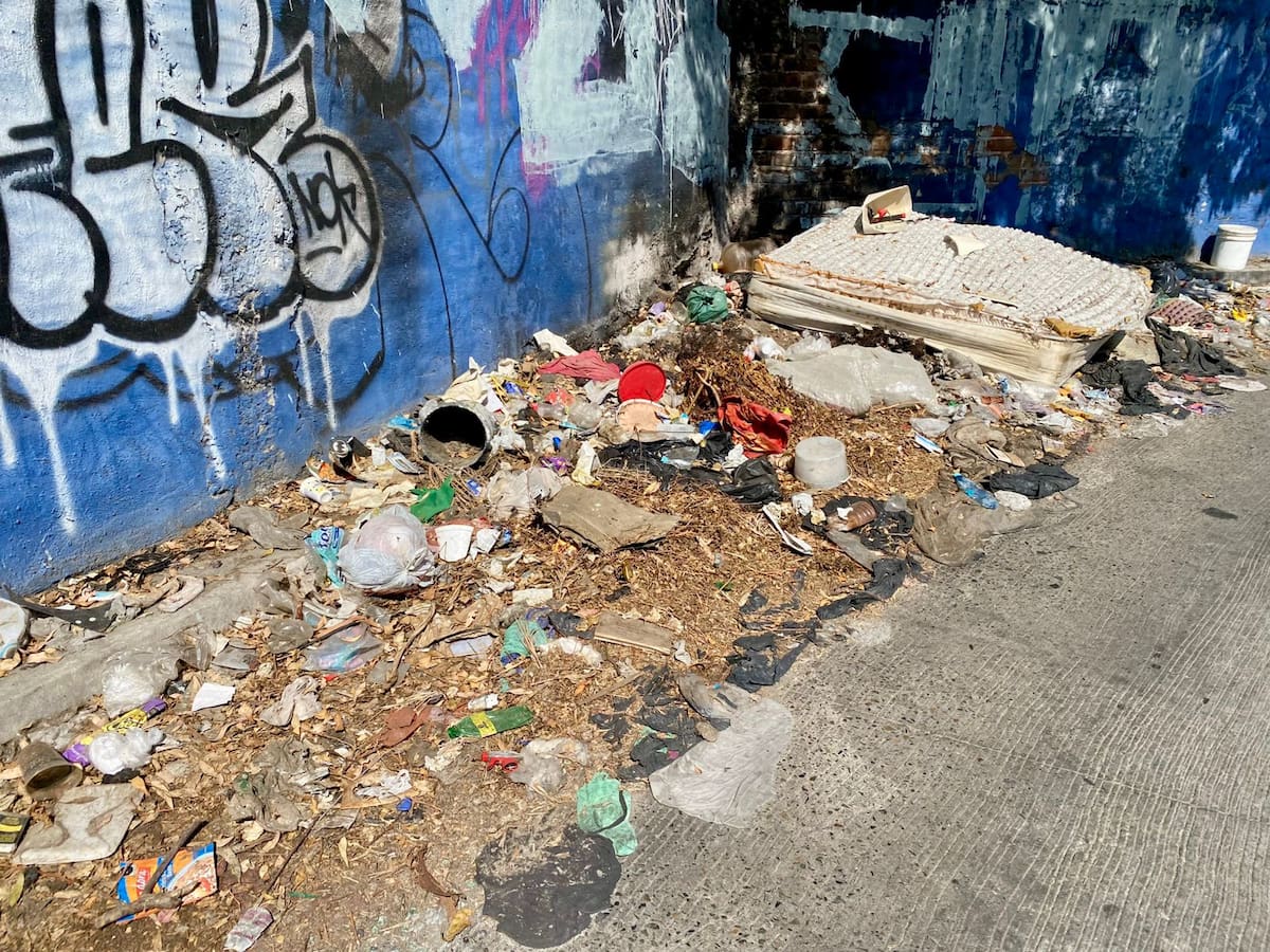 Algunas personas optan por quemar la basura cuando la acumulación se vuelve excesiva. Foto: Glenn Sánchez