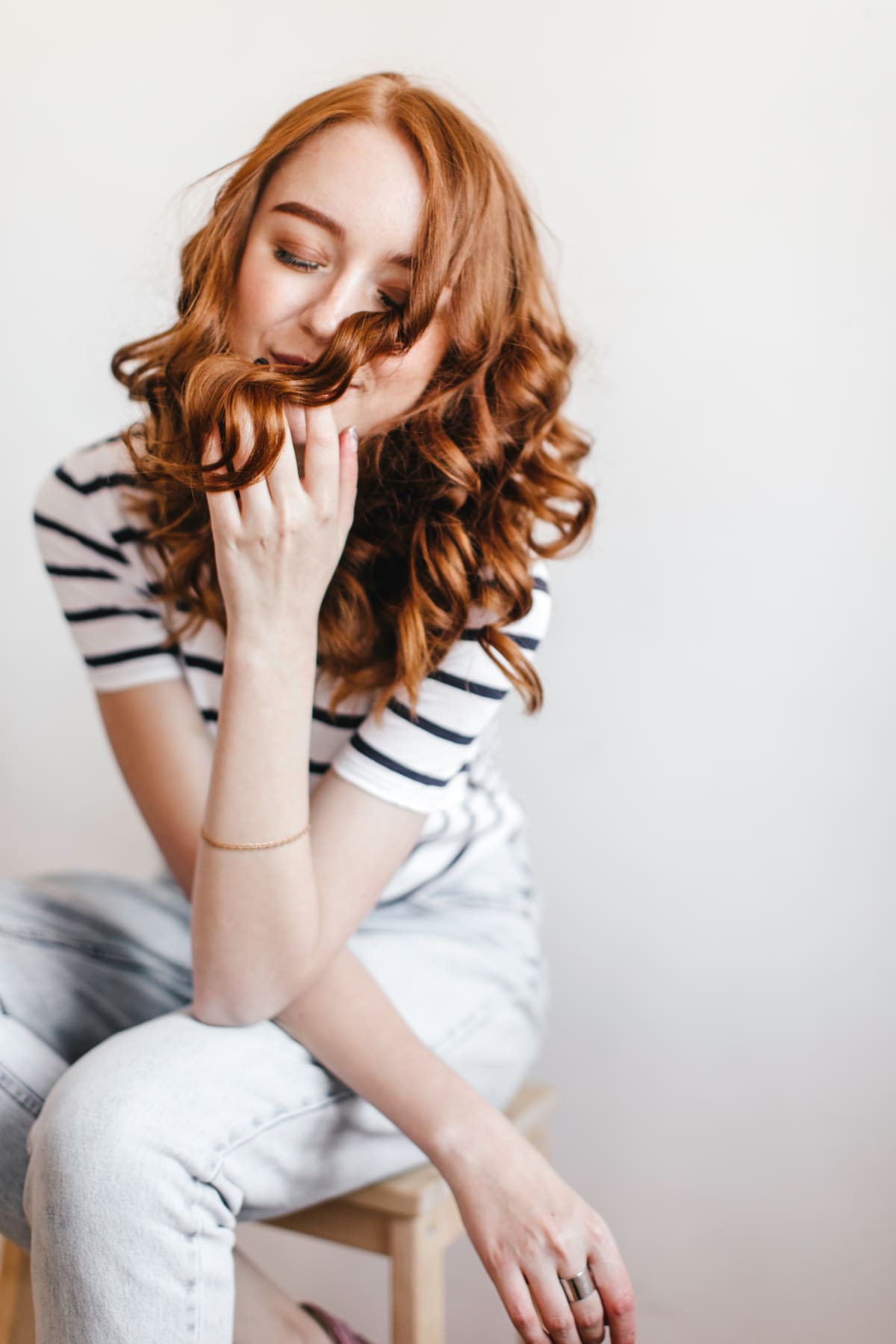 Logra rizos definidos y ondas naturales sin usar secadora ni tenazas | Foto: Freepik