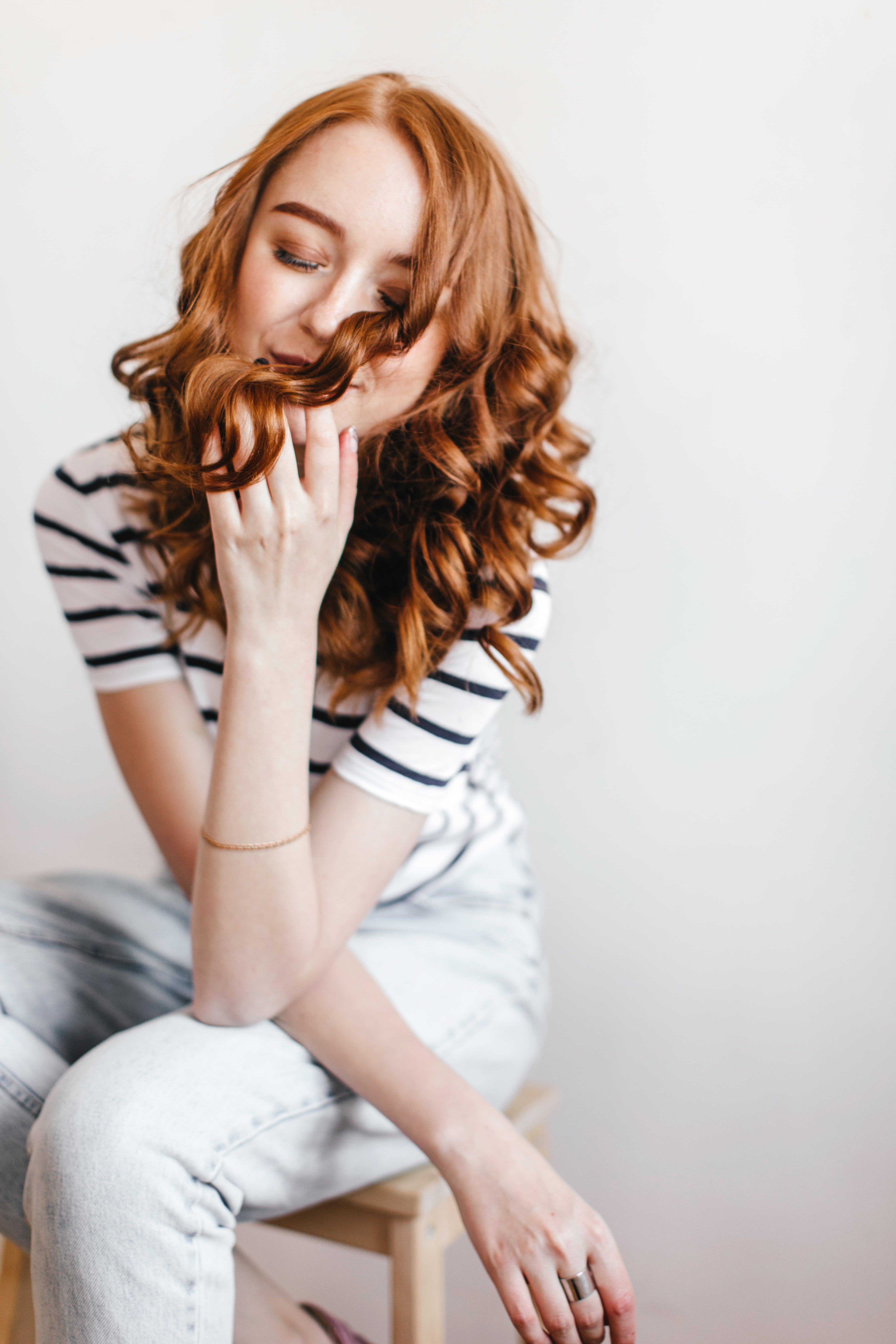 Logra rizos definidos y ondas naturales sin usar secadora ni tenazas | Foto: Freepik