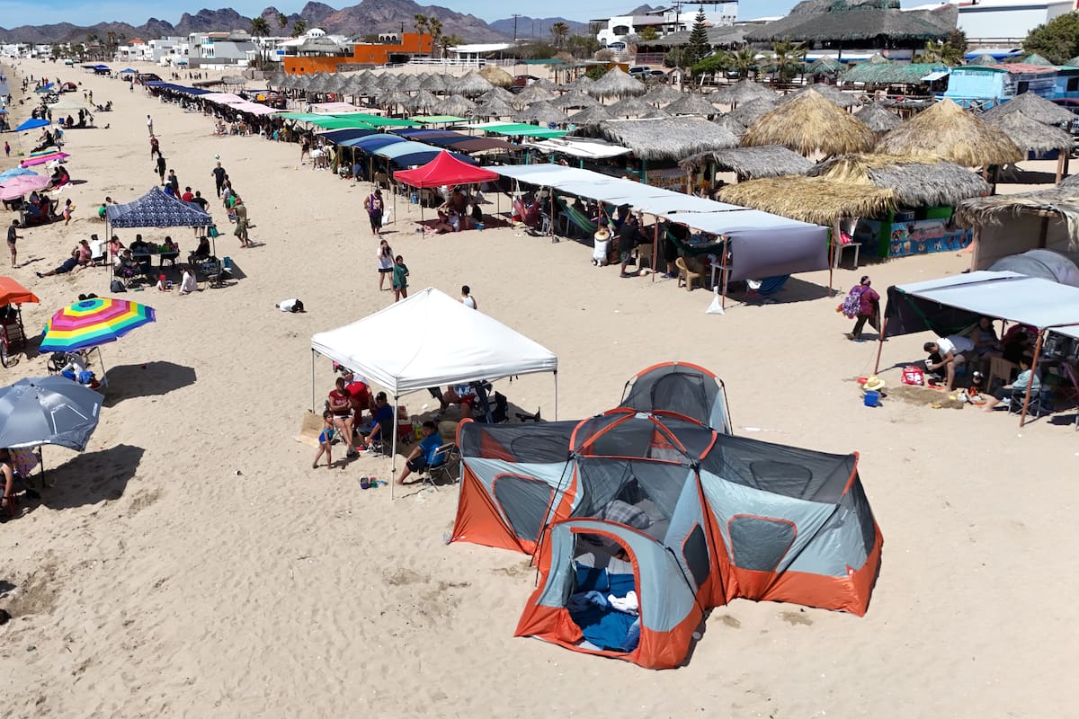 No está permitido acampar en la playa de Bahía de Kino