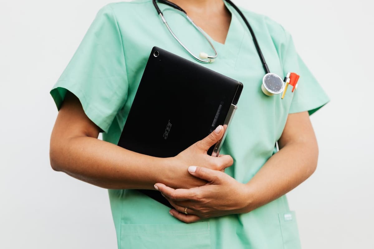 Así descubrieron y arrestan a mujer en Florida luego de fingir ser enfermera y tratar a más de 4 mil pacientes