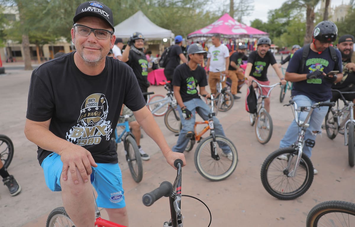 En la fotografía, Adalberto Vidal entrevistado por Gamaliel (GH). El grupo "Ruckstars Old School" de bikers BMX, esta conformado por ciclistas de edad mediana que en su juventud realizaban atrevidas acrobacias. | Crédito: Eleazar Escobar