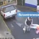 Mujer se tira de taxi en movimiento para salvar su vida, así quedó grabado en video