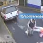 Mujer se tira de taxi en movimiento para salvar su vida, así quedó grabado en video