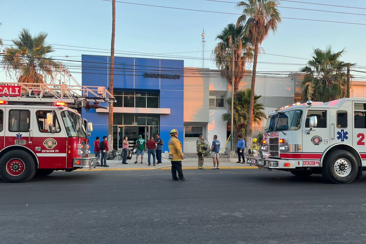 Incendio en planta industrial de Mexicali moviliza a bomberos