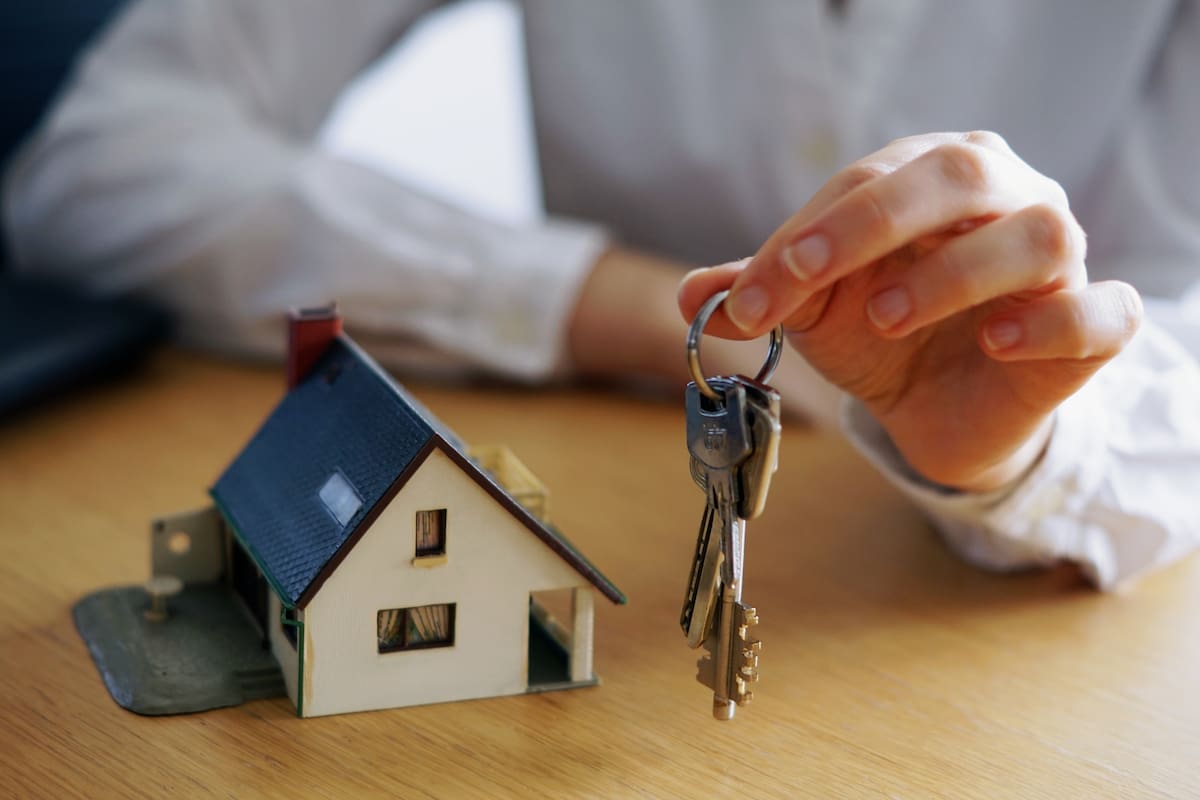 Comprar una vivienda en México requiere ingresos mensuales de al menos 32,140 pesos para acceder a un crédito hipotecario promedio, una cifra distante de los salarios de la mayoría de los jóvenes.