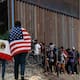 ¿Por qué migrantes ahora pagan por cruzar de EEUU a México?