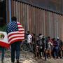 ¿Por qué ahora hay migrantes que pagan por cruzar de Estados Unidos a México?