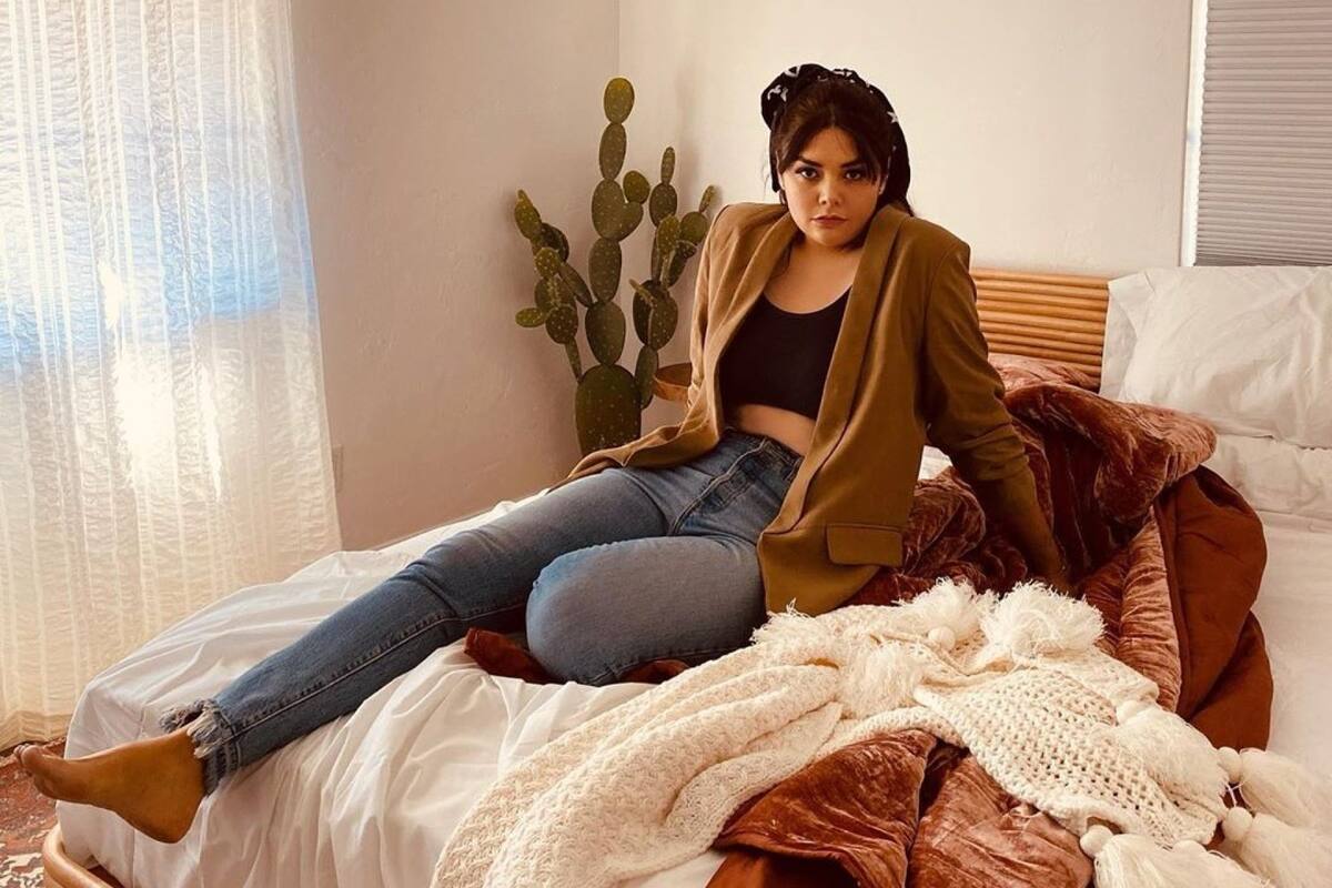 Yuridia se emborracha en fiesta virtual y parodia a Paulina Rubio