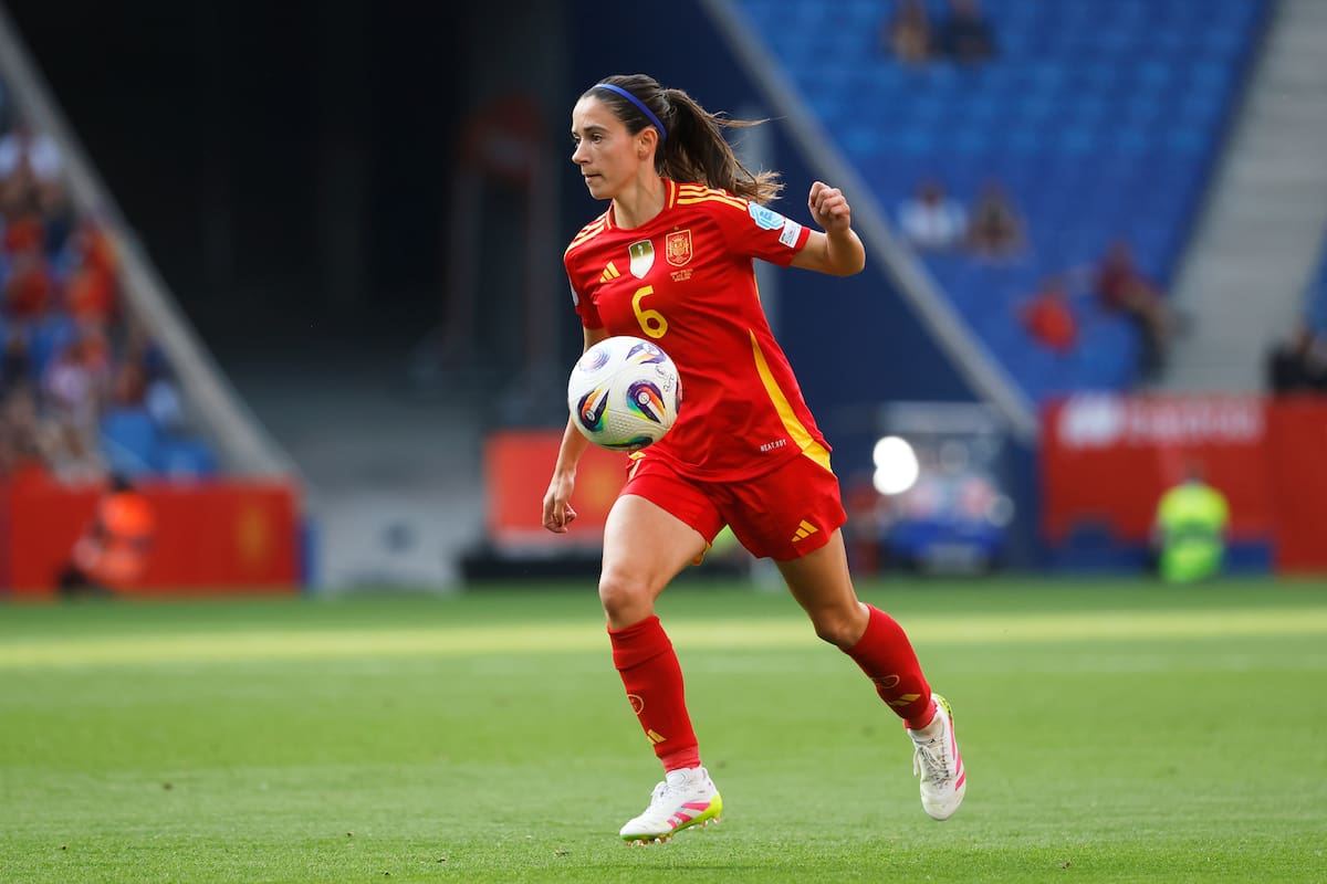 Aitana Bonmatí de España controla el balón durante el partido de futbol femenino de la Liga de Naciones entre España e Inglaterra en el Estadio RCD Espanyol, en Barcelona, España, el martes 3 de junio de 2025. (AP Photo/Joan Monfort)